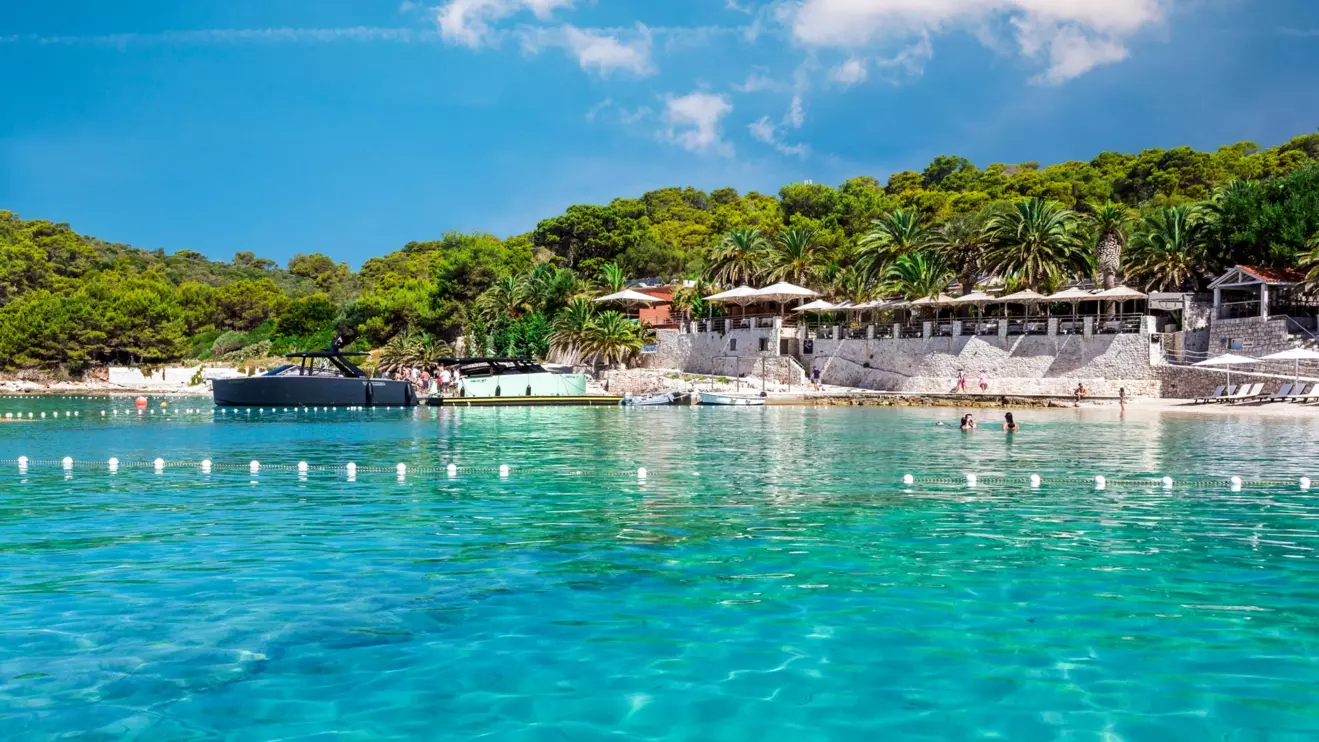 Pakleni-Islands-restaurants-totos-00.jpg