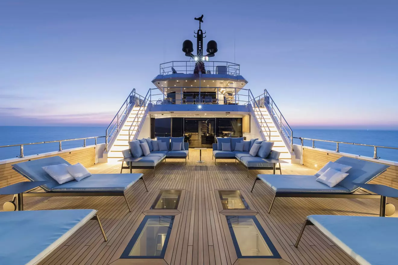 Cantiere delle Marche Flexplorer 130 upper deck