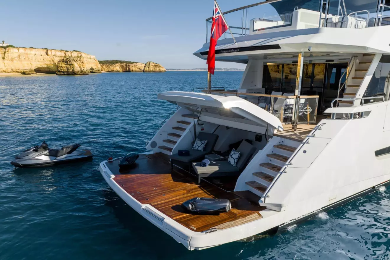 Sunseeker 100 Yacht stern