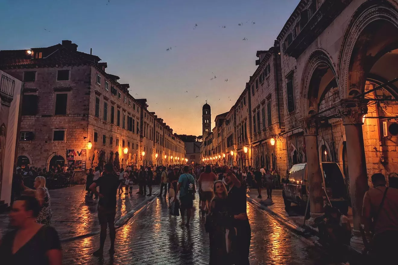 dubrovnik-main-street-stradun-00-1.jpg