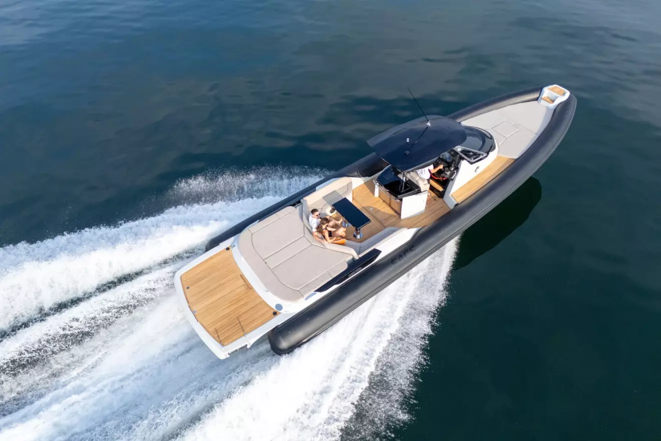 Luxury RIB SACS Strider 11 stern view cruising