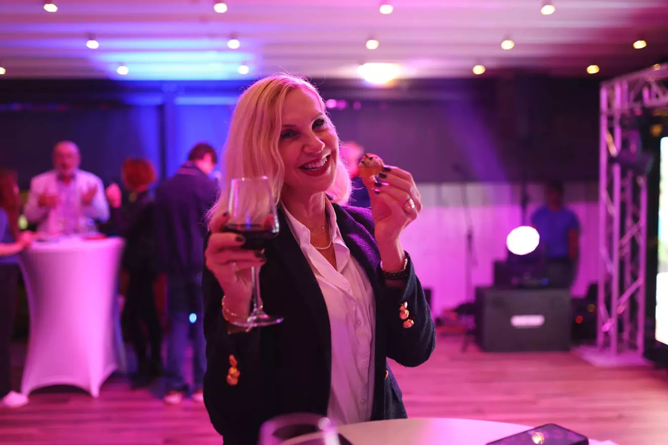 4-aftershow-party-guest.jpg