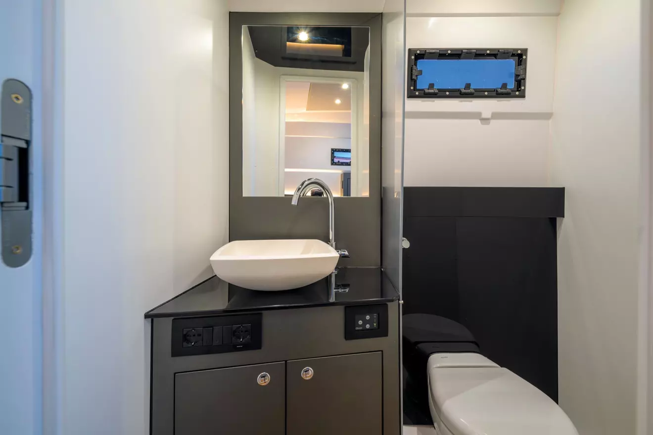 pirelli-50-interior-bathroom-00.jpg