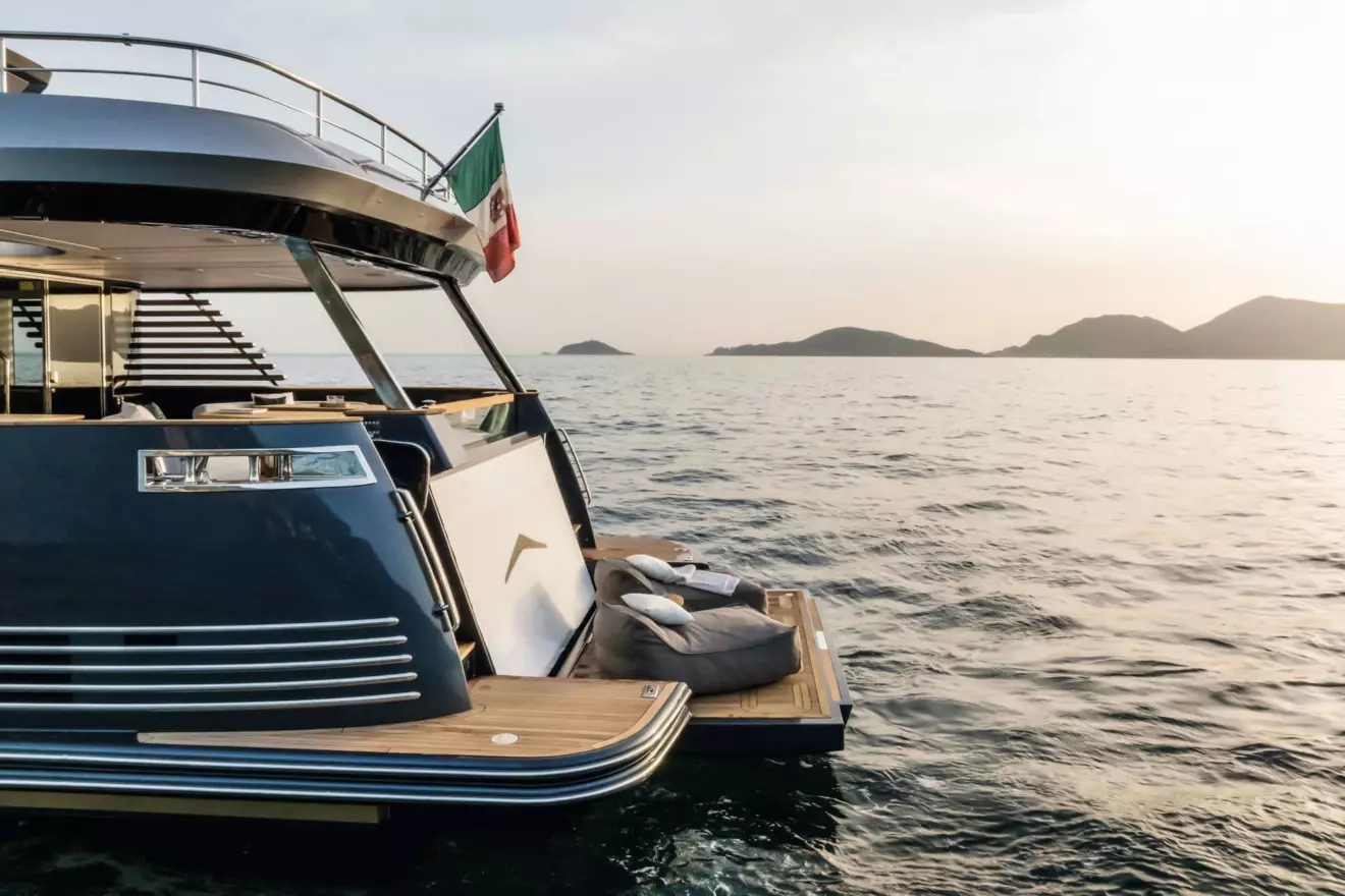 Azimut Magellano 30M bathing platform