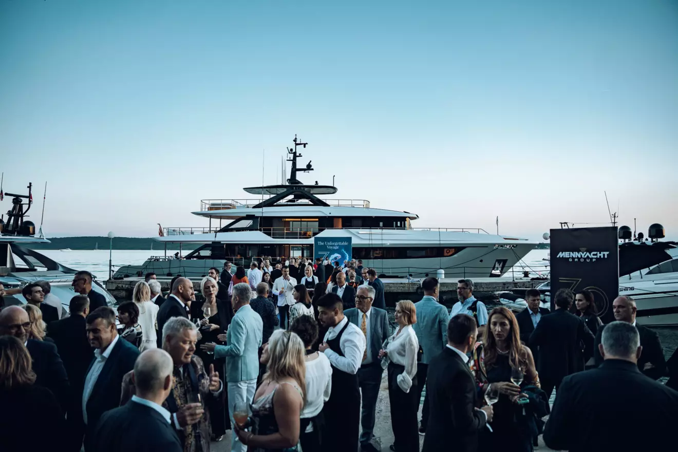 mennyacht party