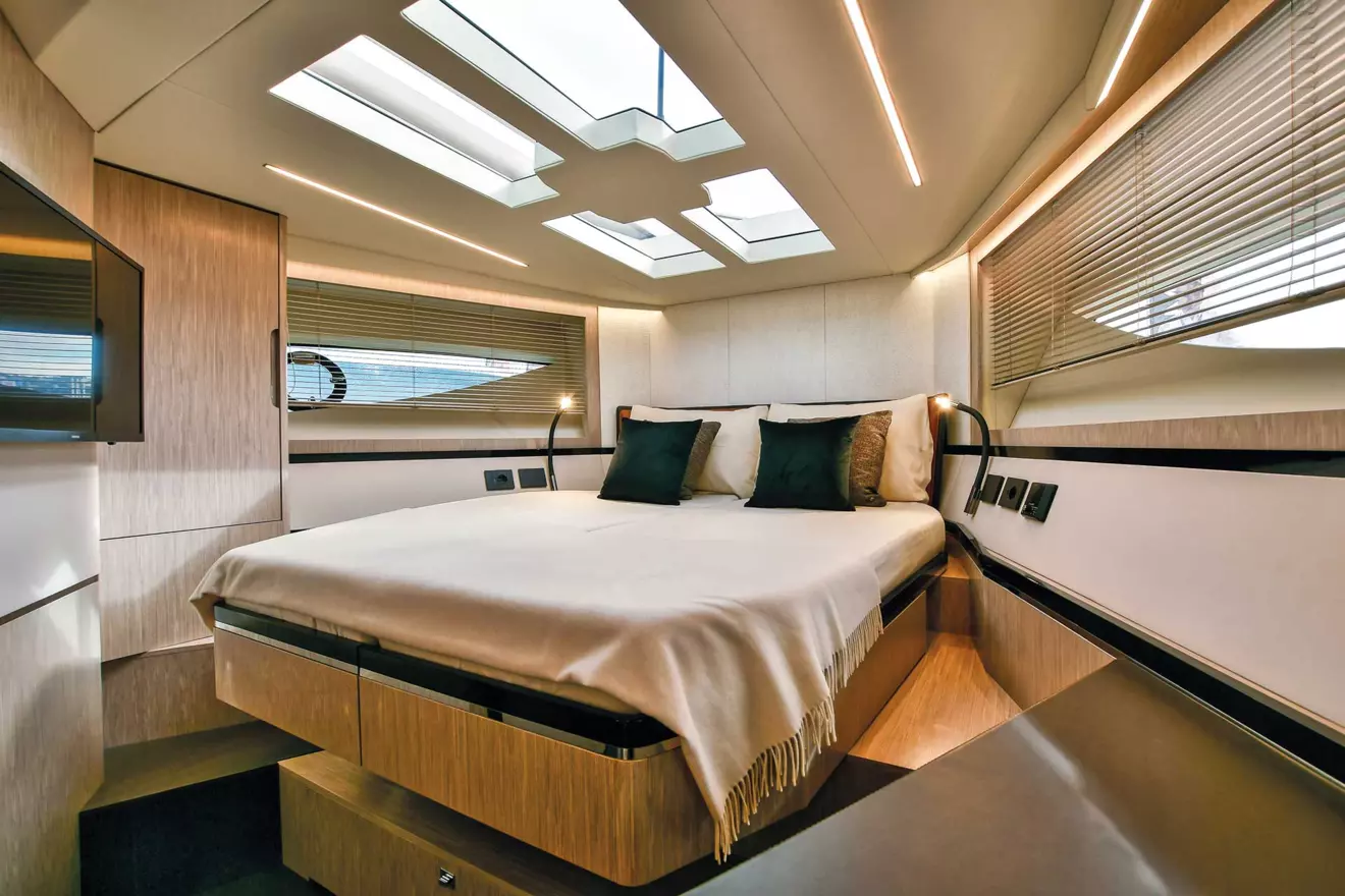 FIM Regina 470 cabin
