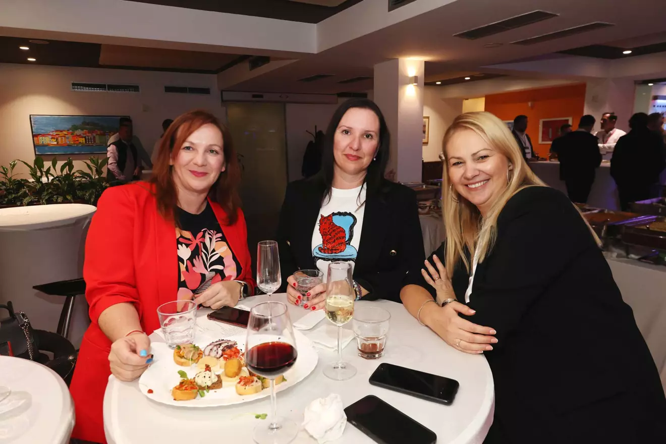 26-aftershow-party-guests.jpg