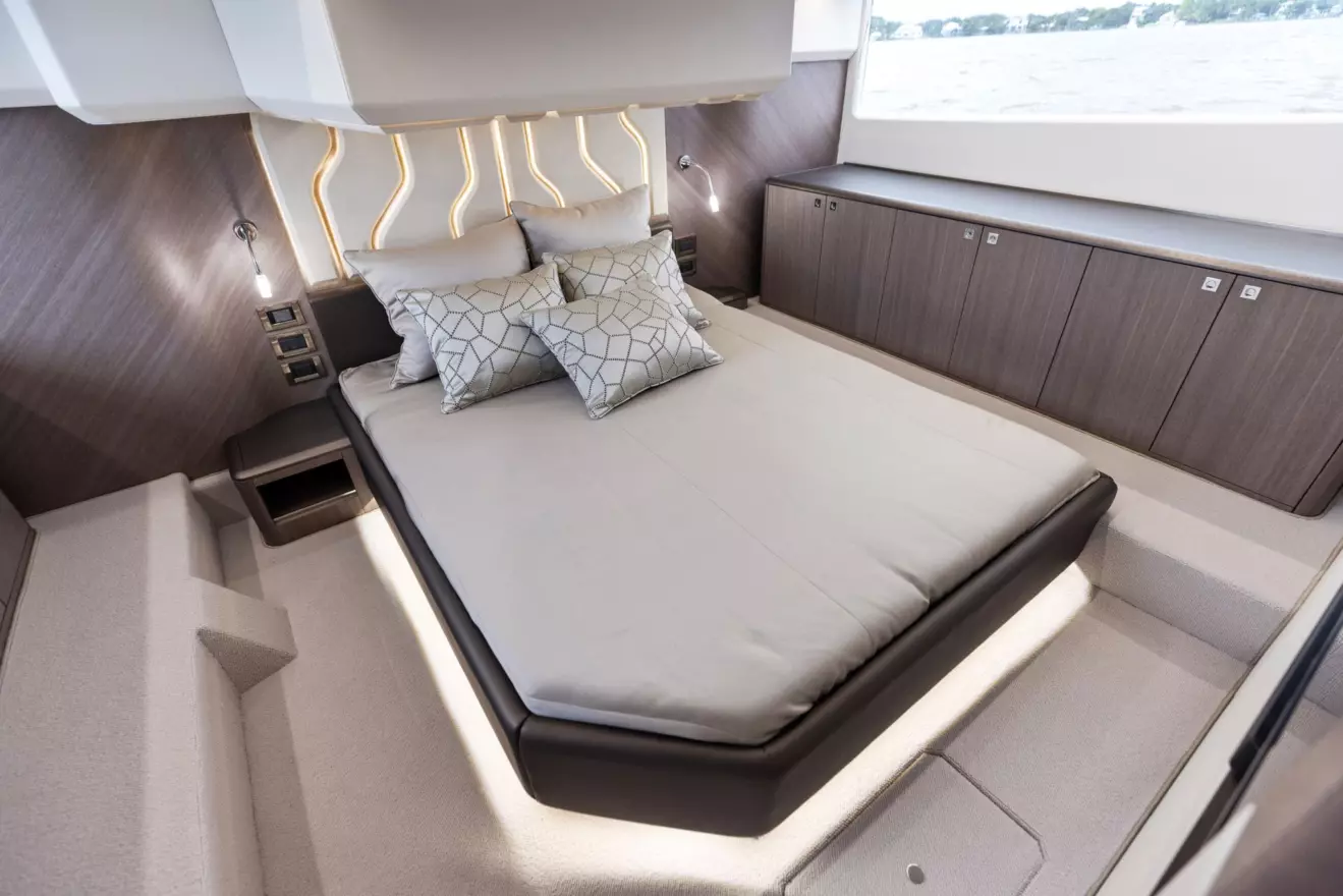 Galeon 450 HTC interior