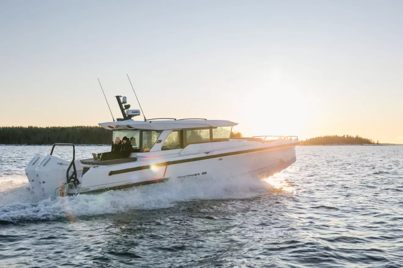 Axopar-38-XC-Cross-Cabin - cruising.jpg