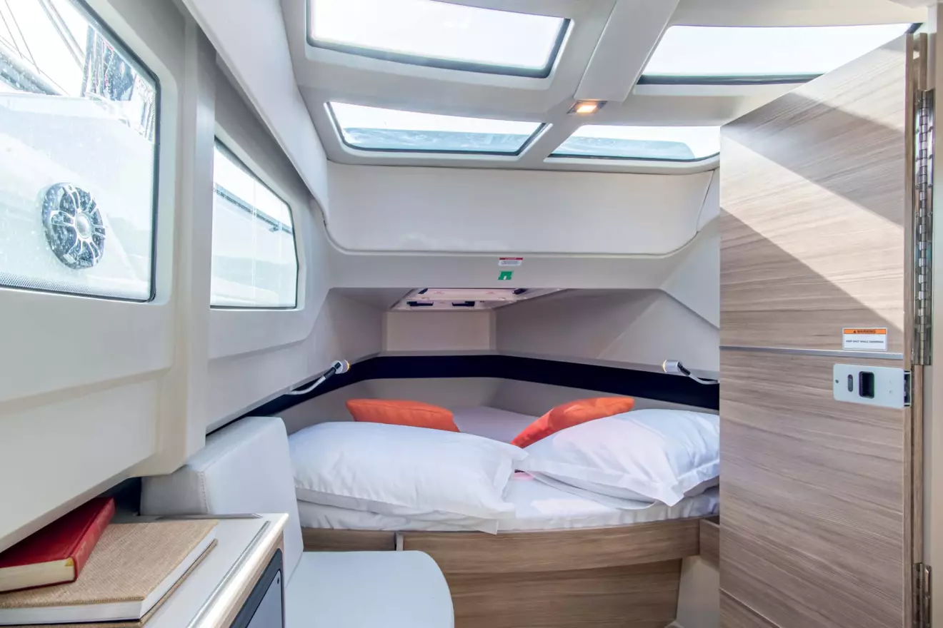 Cranchi-E26-cabin-00.jpg