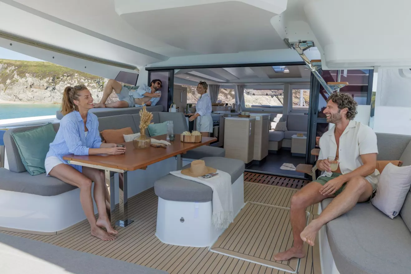 Fountaine Pajot FP48 - cockpit.jpg
