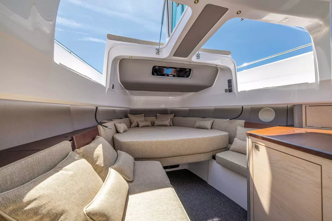Axopar 45 XC Cross Cabin interor