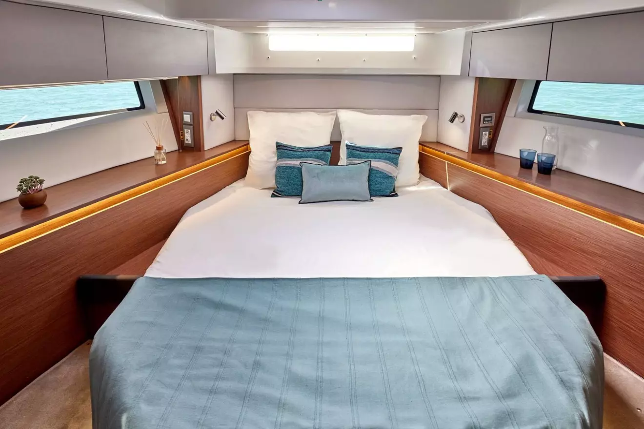Beneteau Antares 12 interior