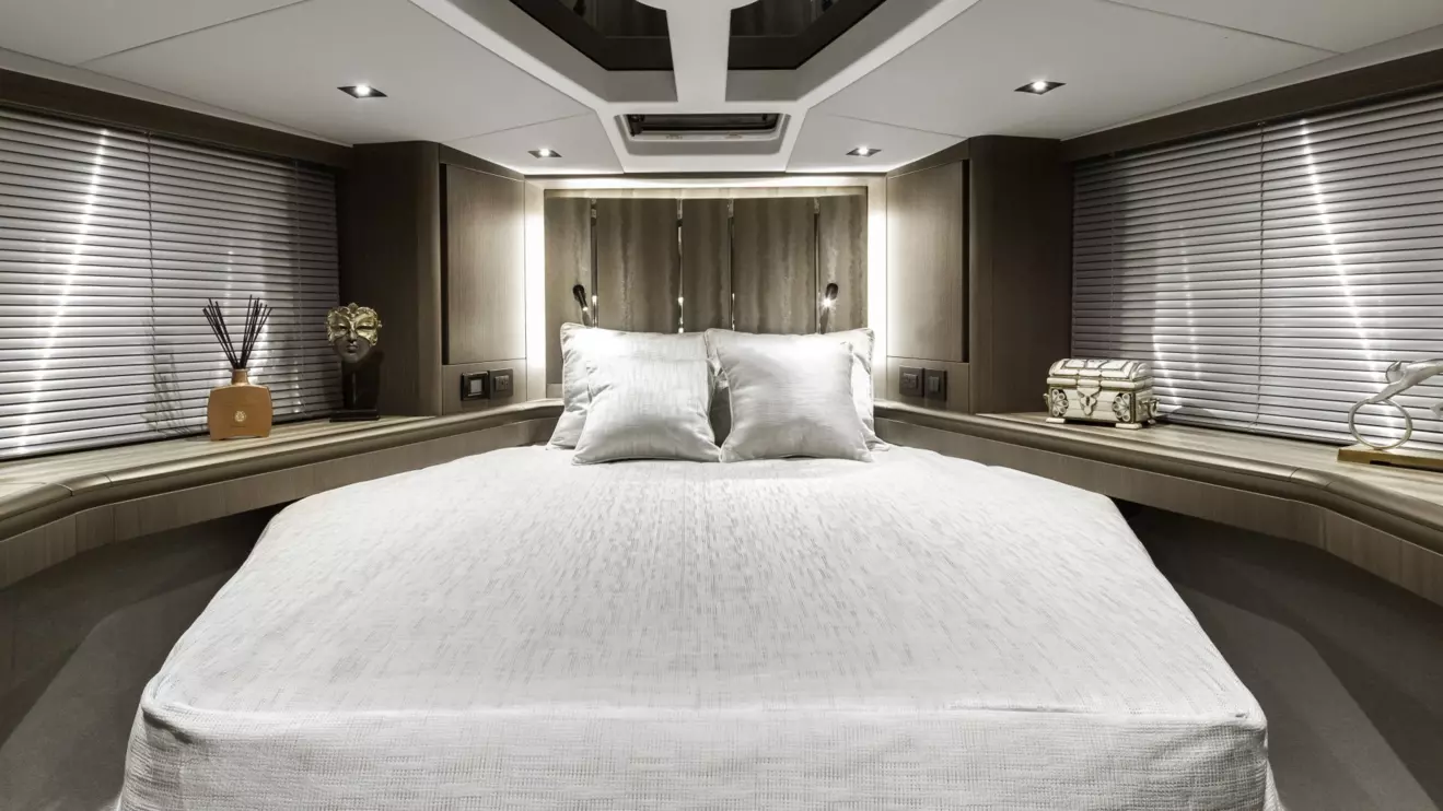 Full-beam master suite on the Galeon 480 Fly