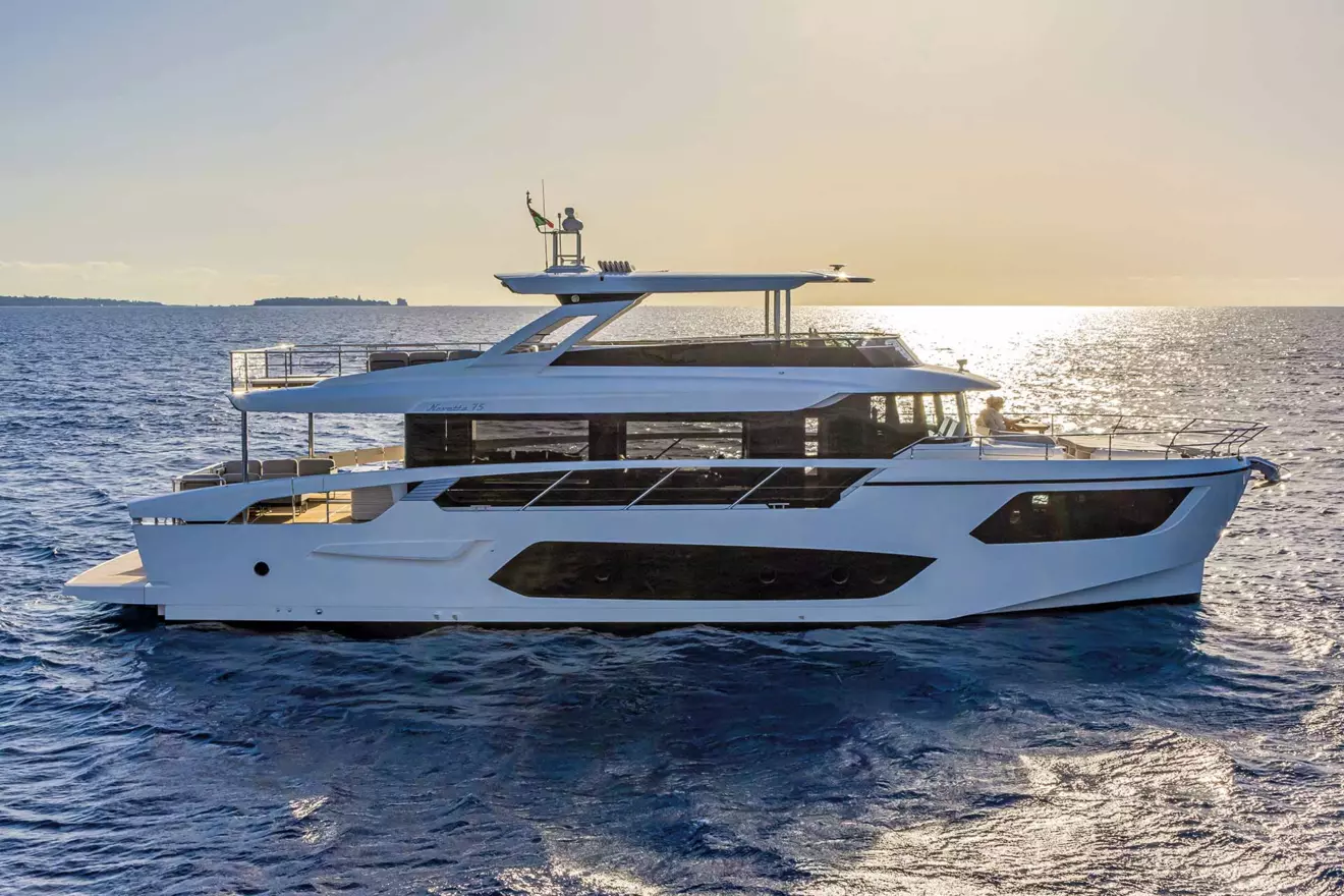 Crossover yacht Absolute Navetta 75 side view