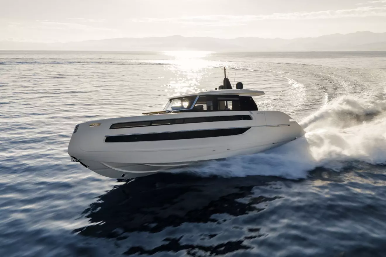 Invictus ST550 cruising, streamlined lines, modern tender design.