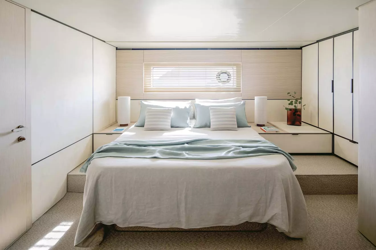 Azimut Seadeck 6 owner cabin