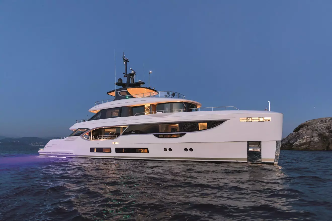 Benetti Oasis 34M exterior