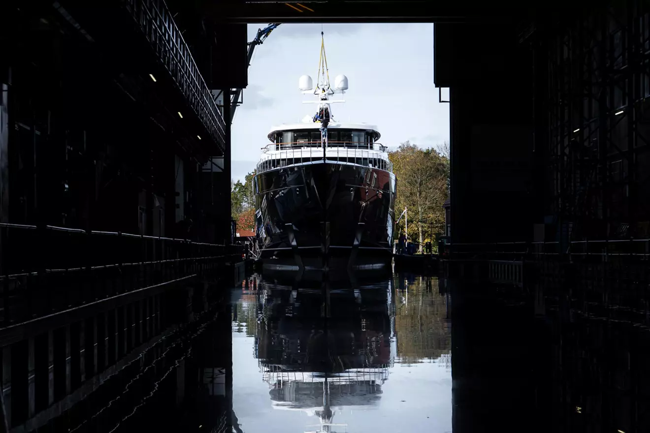 feadship-one-launched-02.jpg