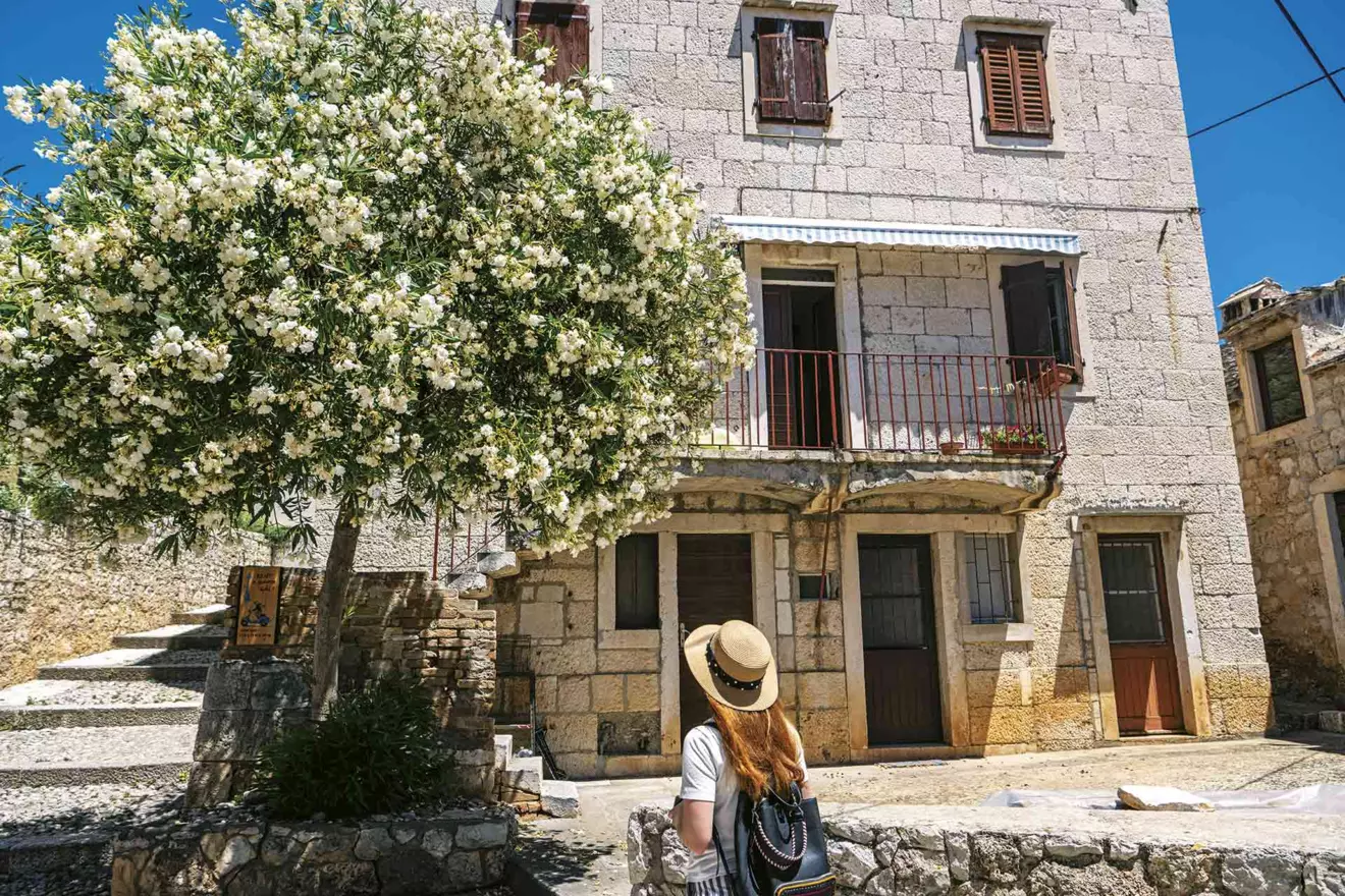 komiza-old-town.jpg