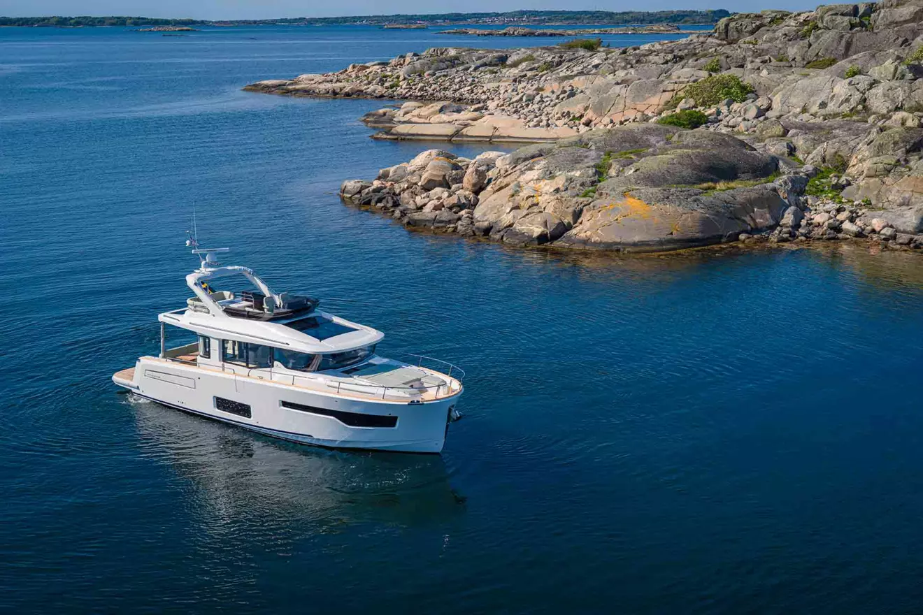 Nimbus 495 Flybridge exterior