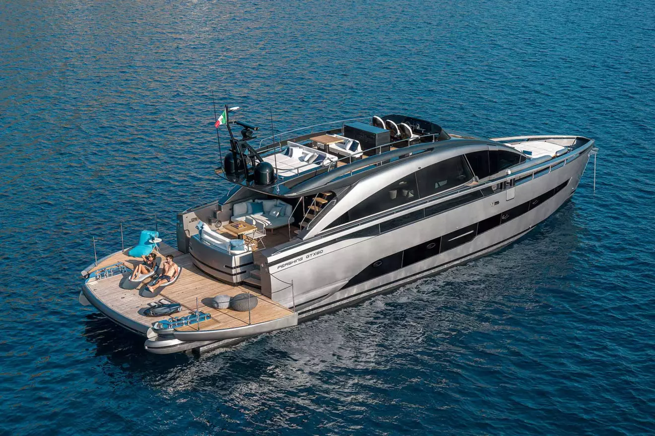 Crossover Pershing GTX80 back view