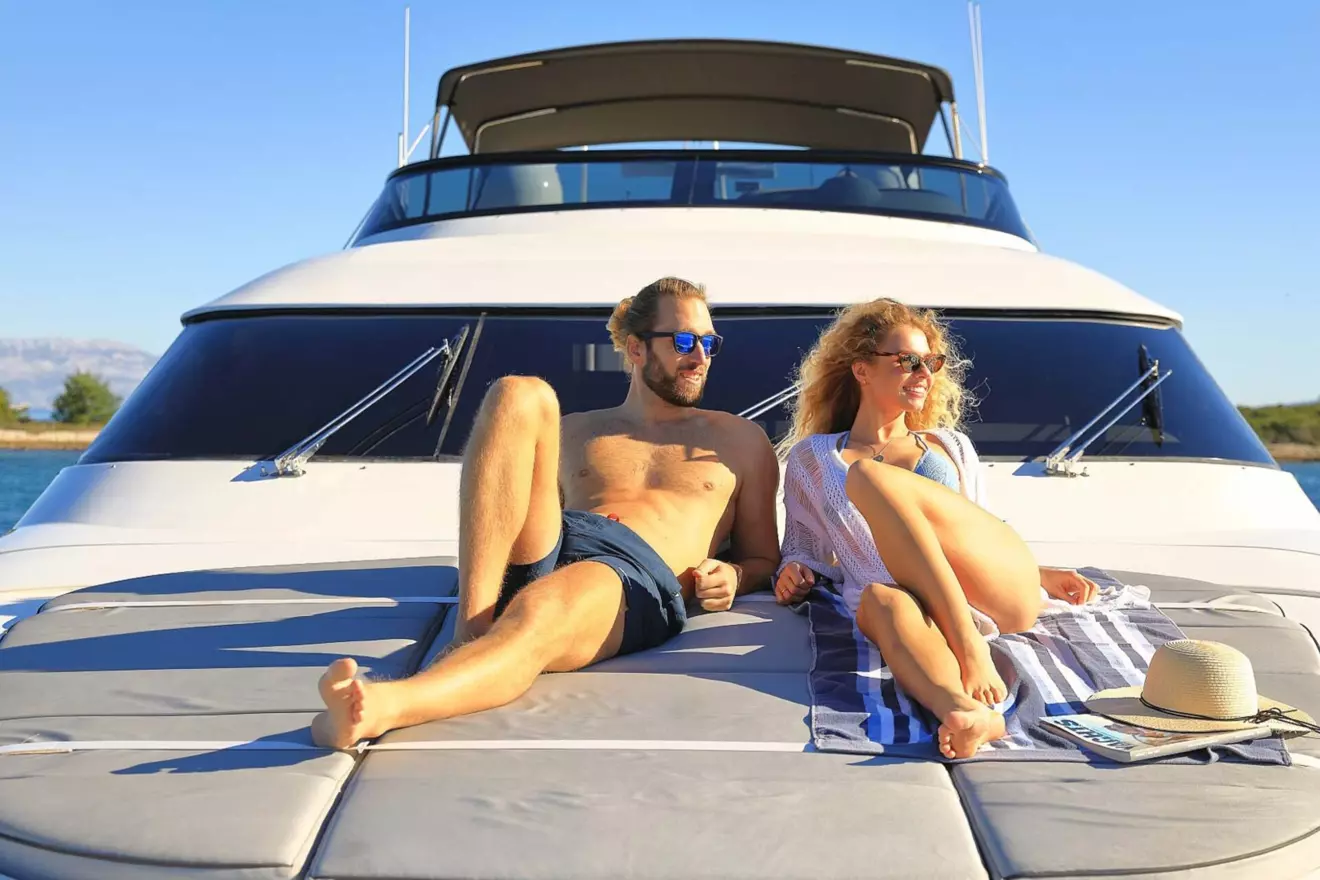 10--HOPE-aft-sunbeds.jpg