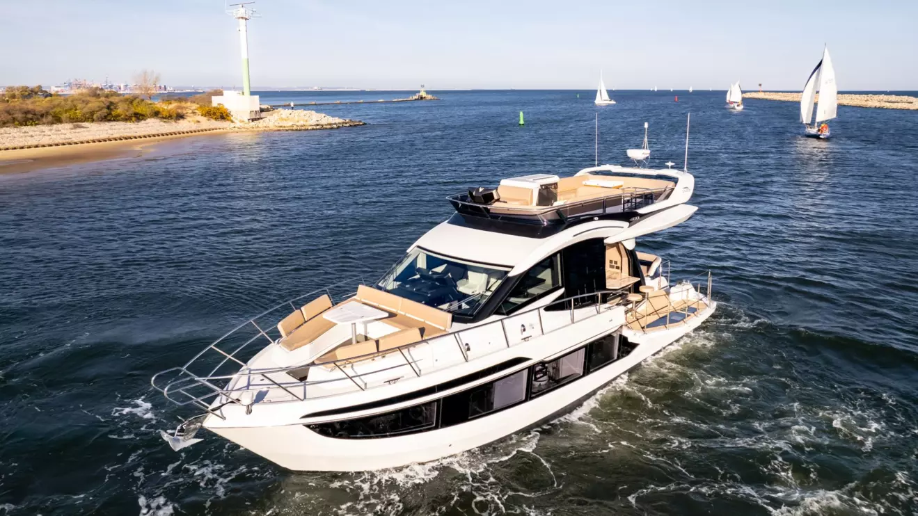 Galeon 480 Fly - front view.jpg