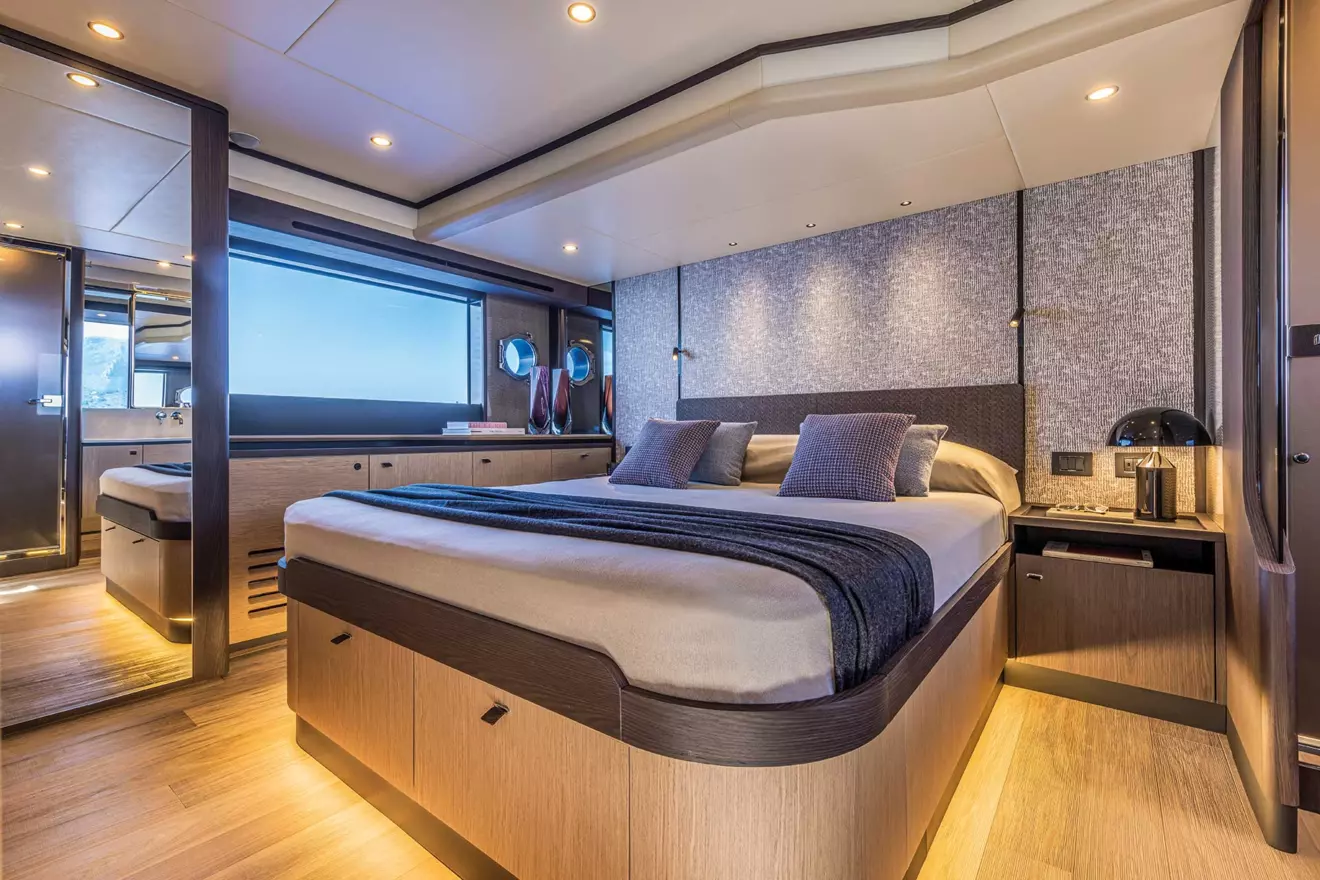 owners-cabin-absolute-56-fly-00.jpg