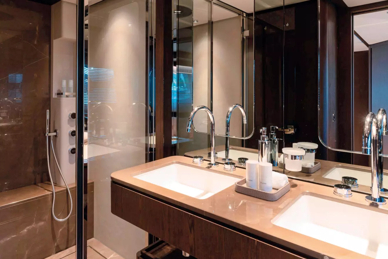 Ferretti-Yachts-860-bathroom-00.jpg