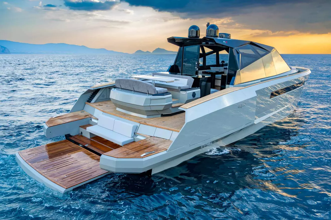 Luxury tender evo R+ beach platform view