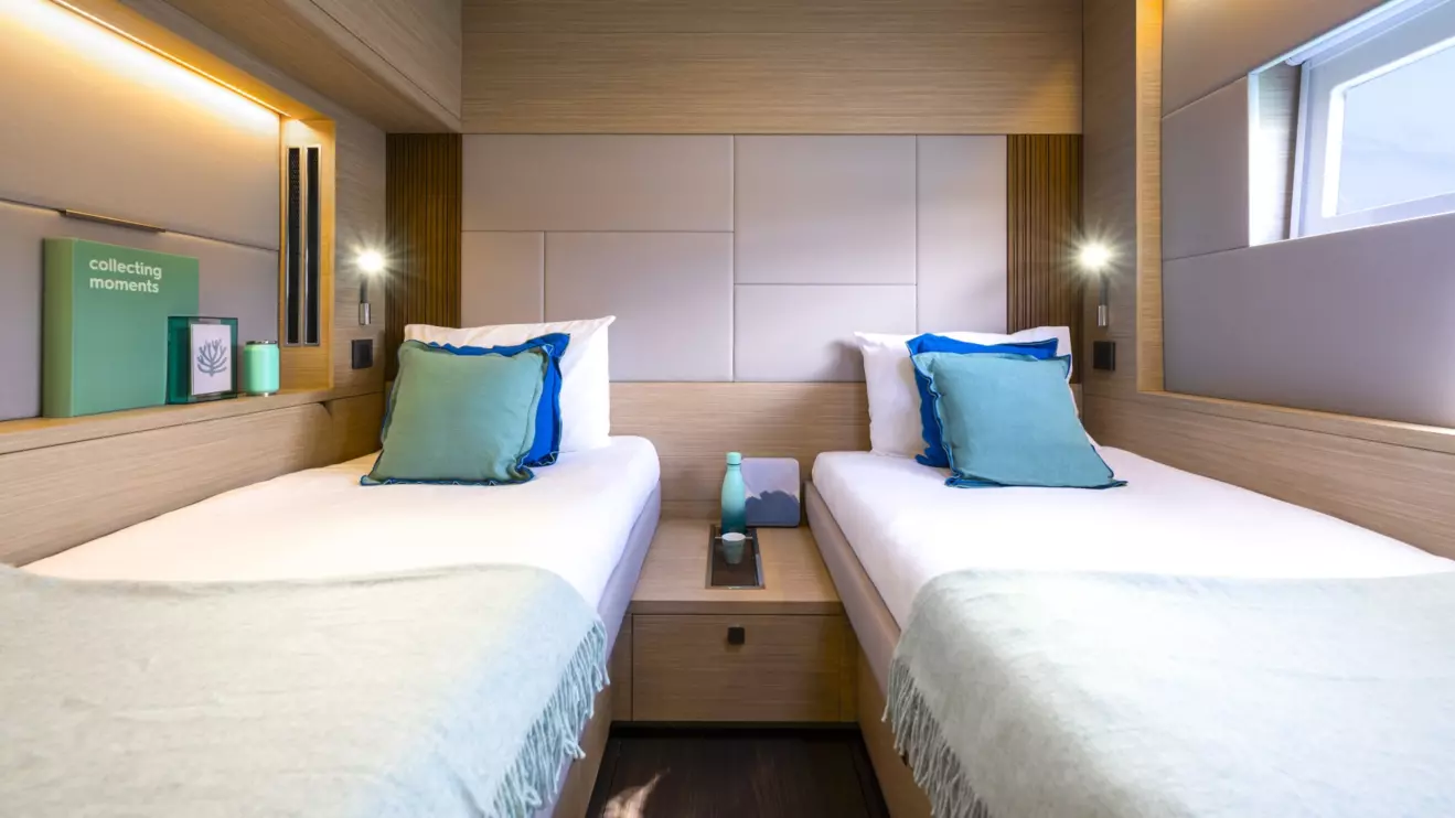 Catamaran Lagoon 60 convertible cabin