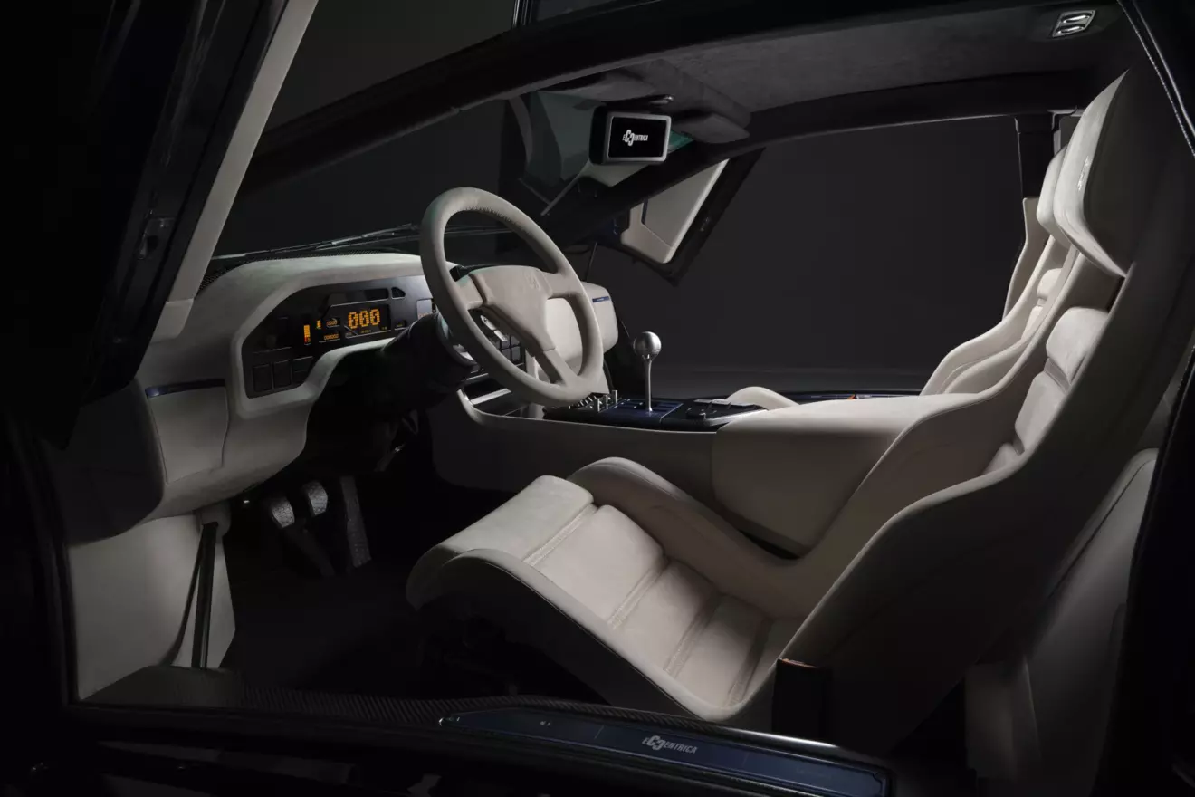 Eccentrica V12 interior