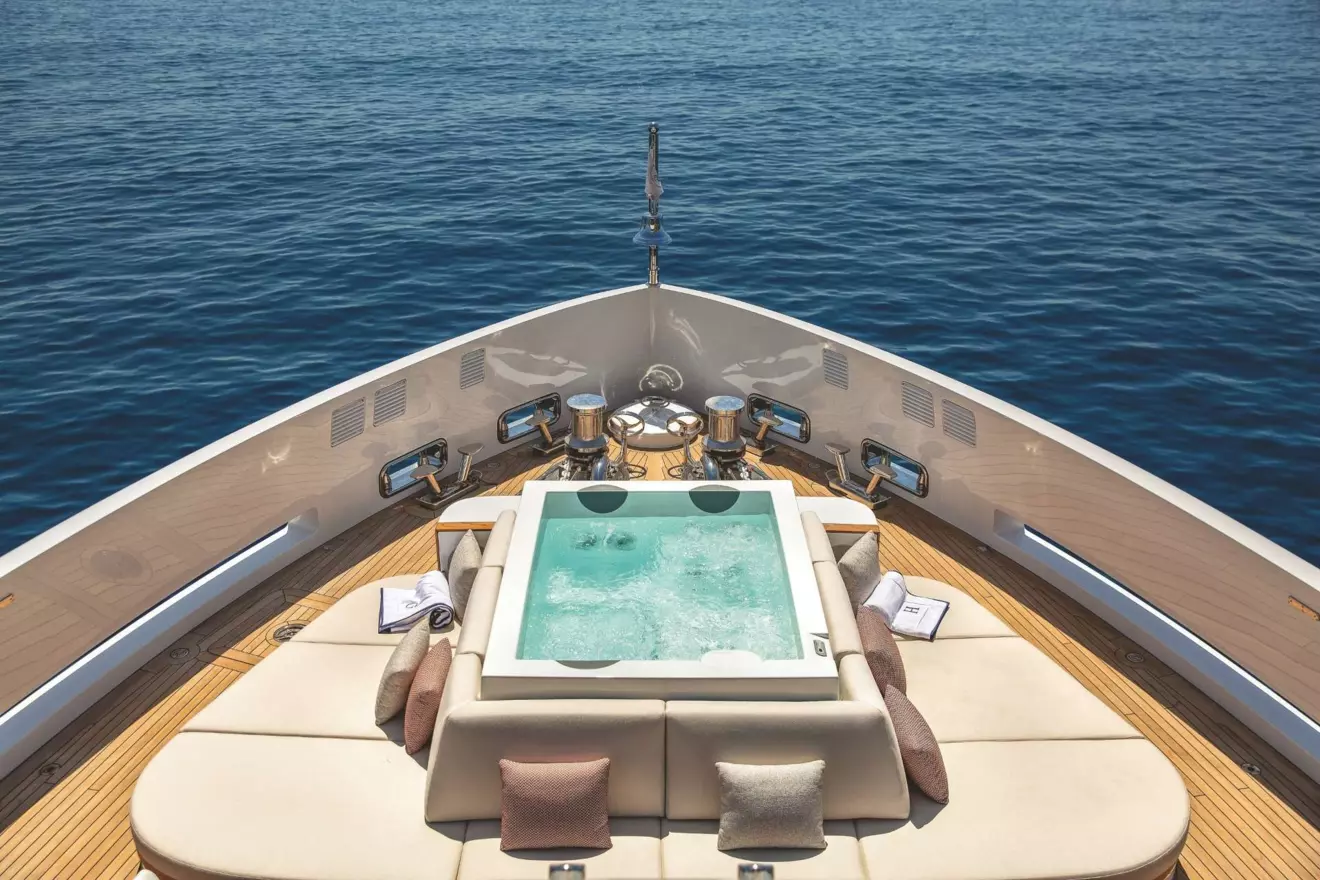 benetti-b.yond-37m-exterior-01.jpg