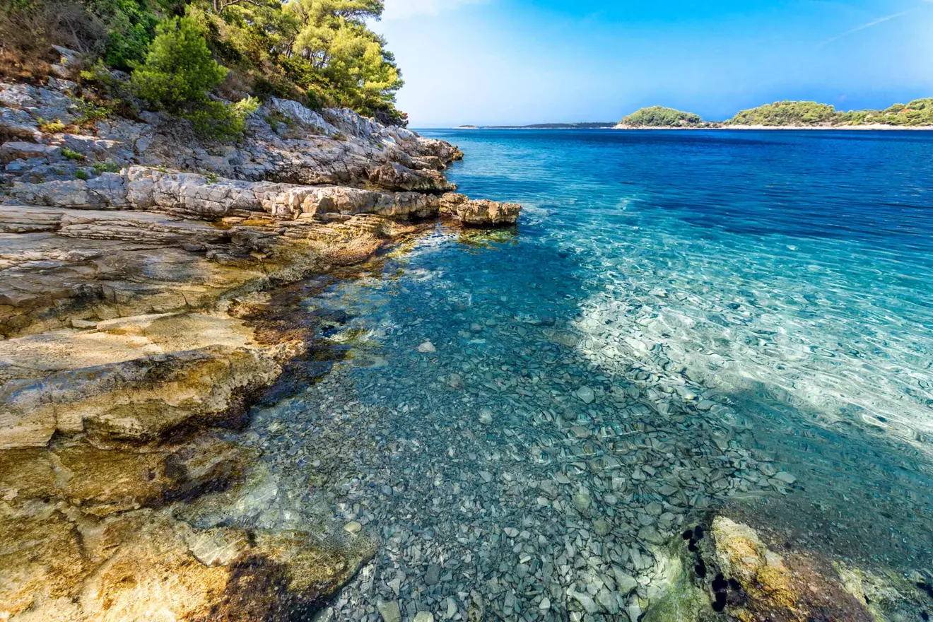 Vela-Luka-Osjak-island-beach-sasa-prizmic-00.jpg
