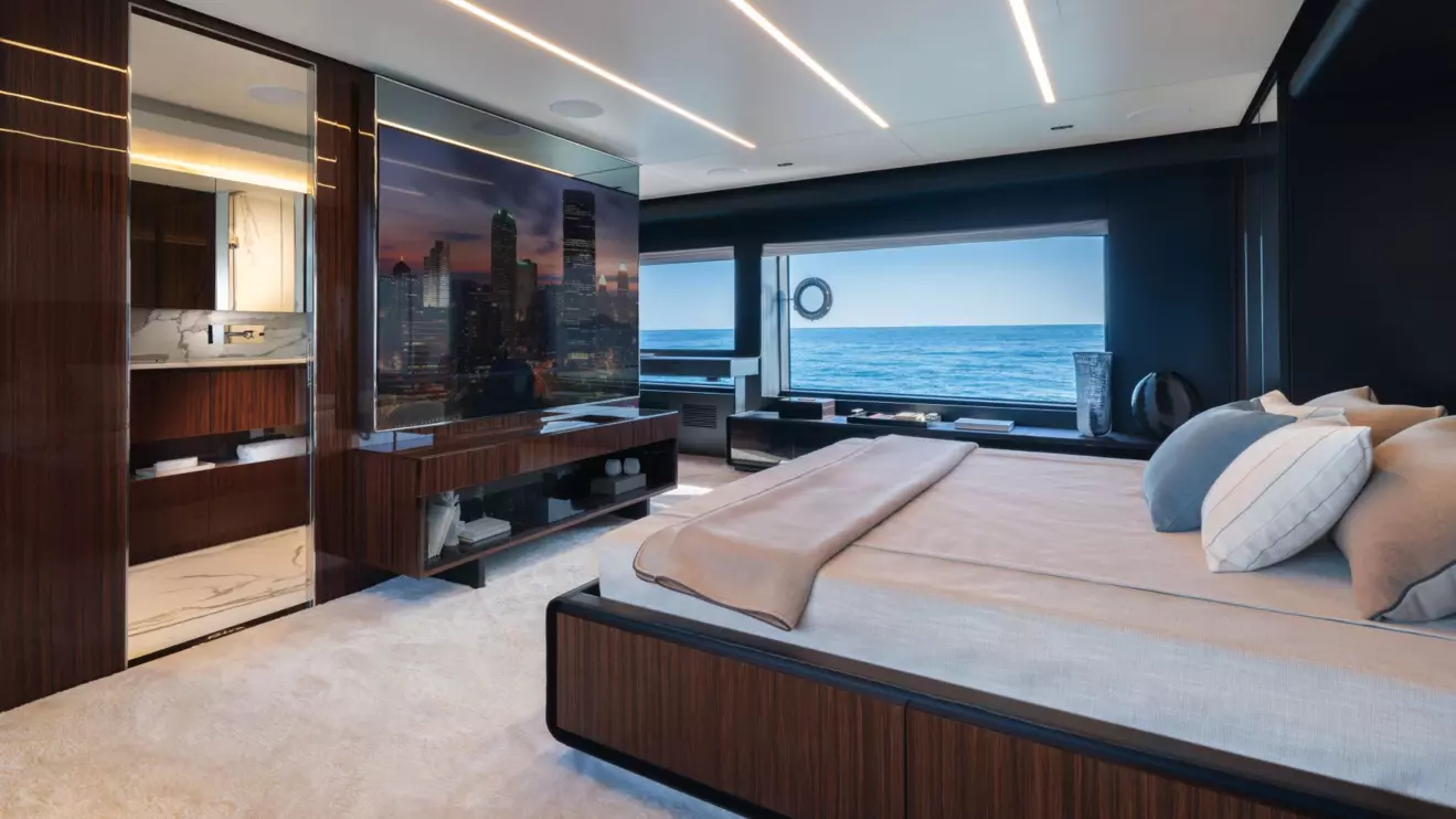 Riva 112' Dolcevita Super - master suite.jpg