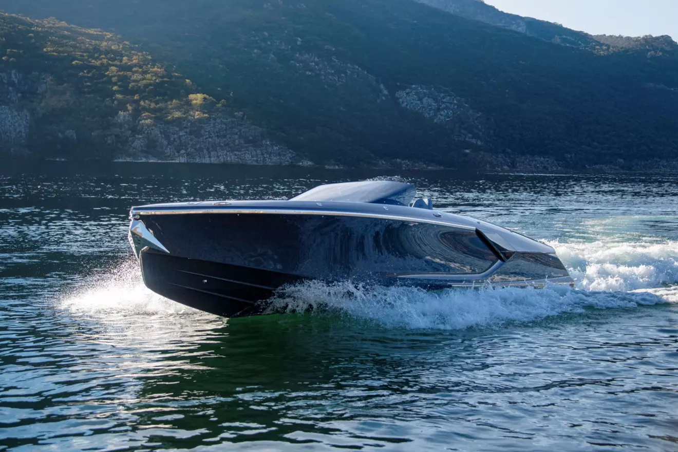 Frauscher 797 Spectre-side view cruising.jpg