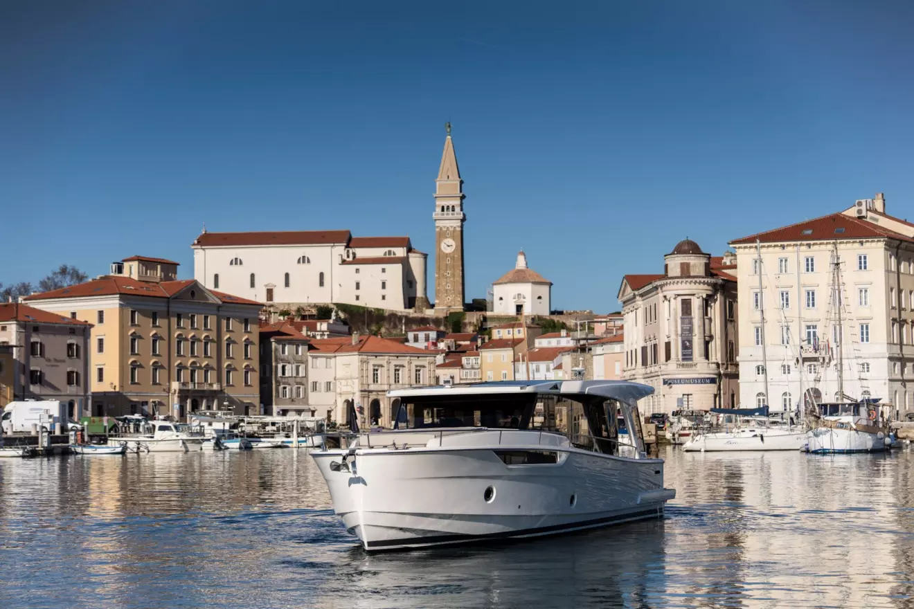 Greenline 42 - front view.jpg