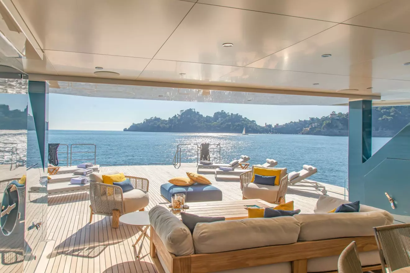CDM-Flexplorer-146-Mat-main-deck-outdoor.jpg