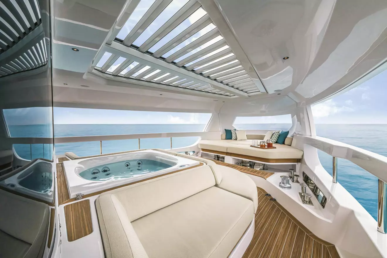 ferretti-infynito-90-jacuzzi.jpg