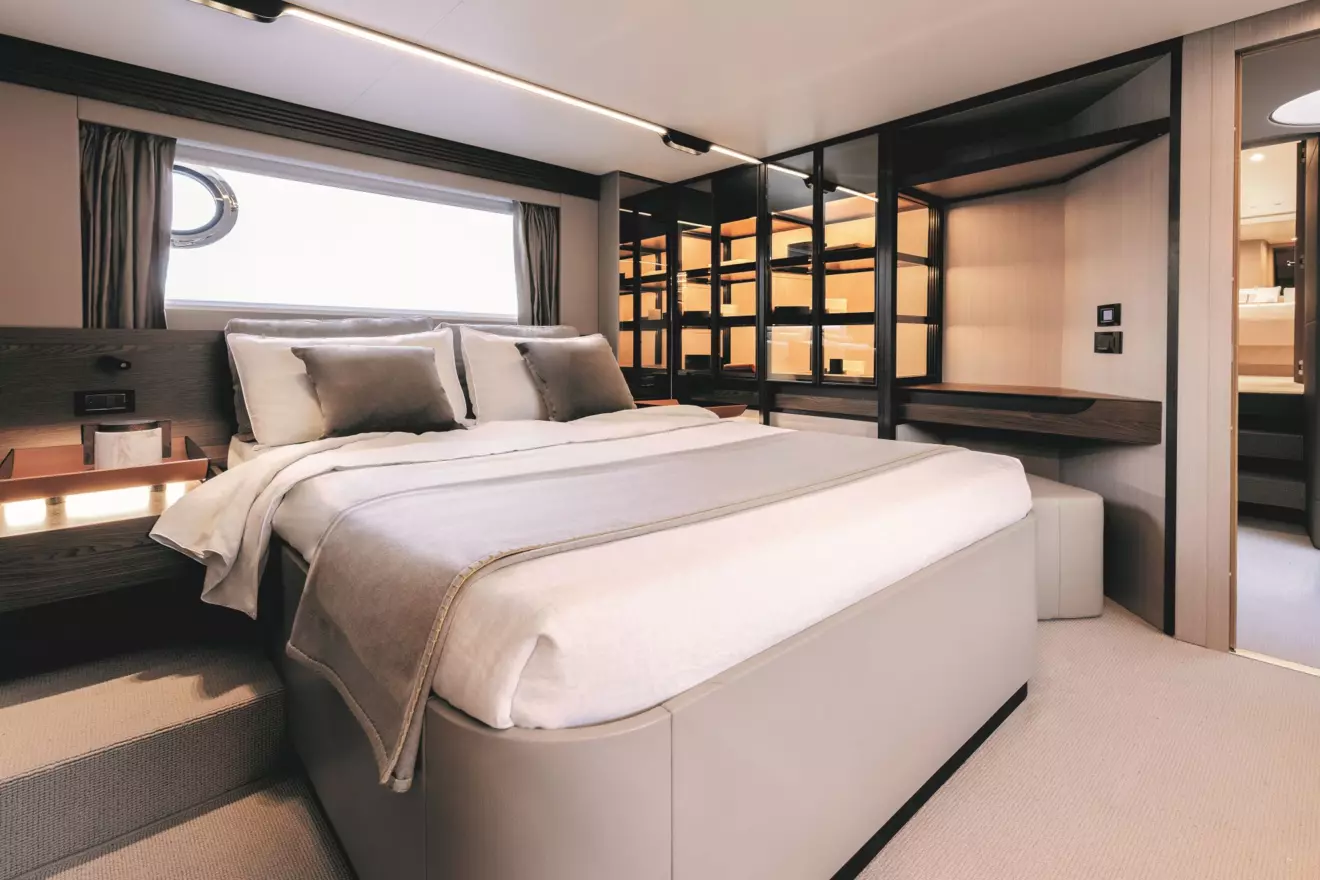 Azimut S7 owner suite