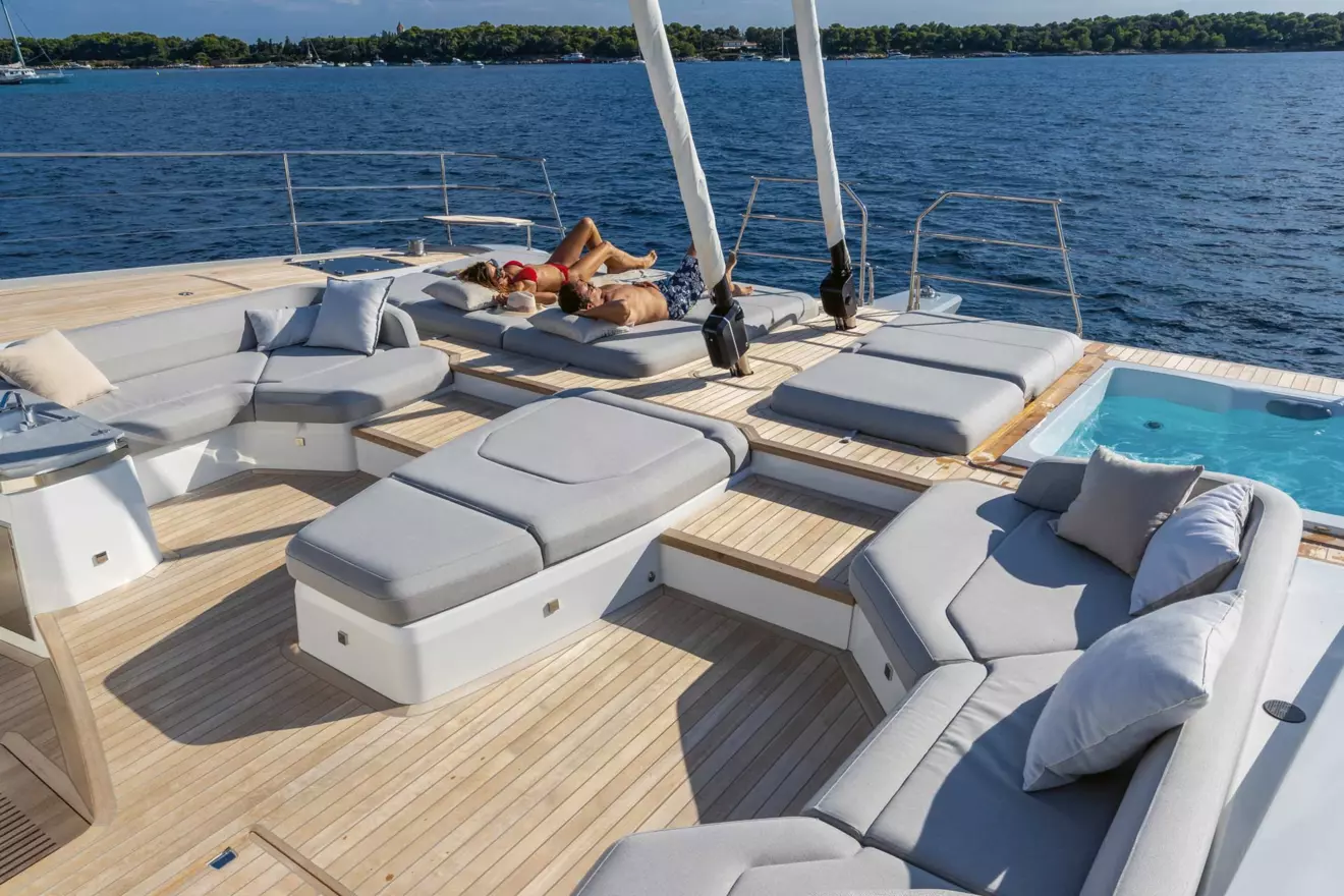 Fountaine Pajot Thíra 80 bow lounge
