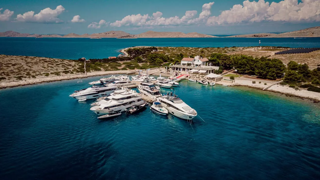 luxury-yachts-croatia-ravni-zakan.jpg