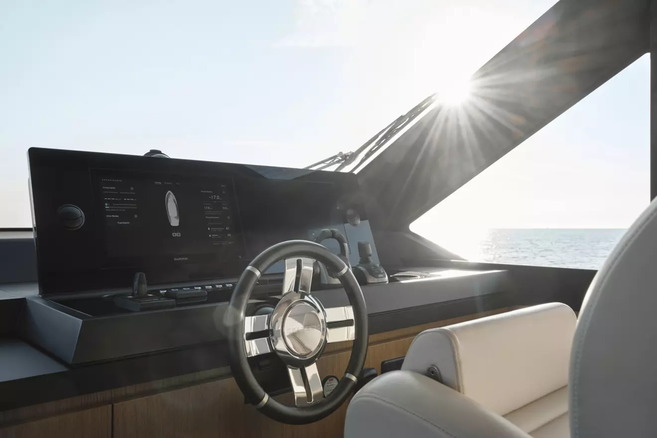 Azimut Seadeck 7_Helm Station Details (7).jpg