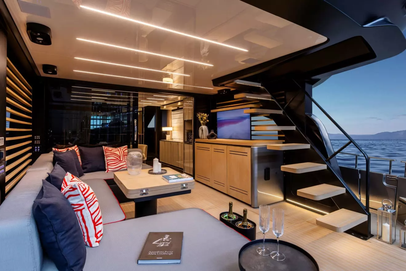 Cranchi Sessantasette 67 Corsa aft lounge