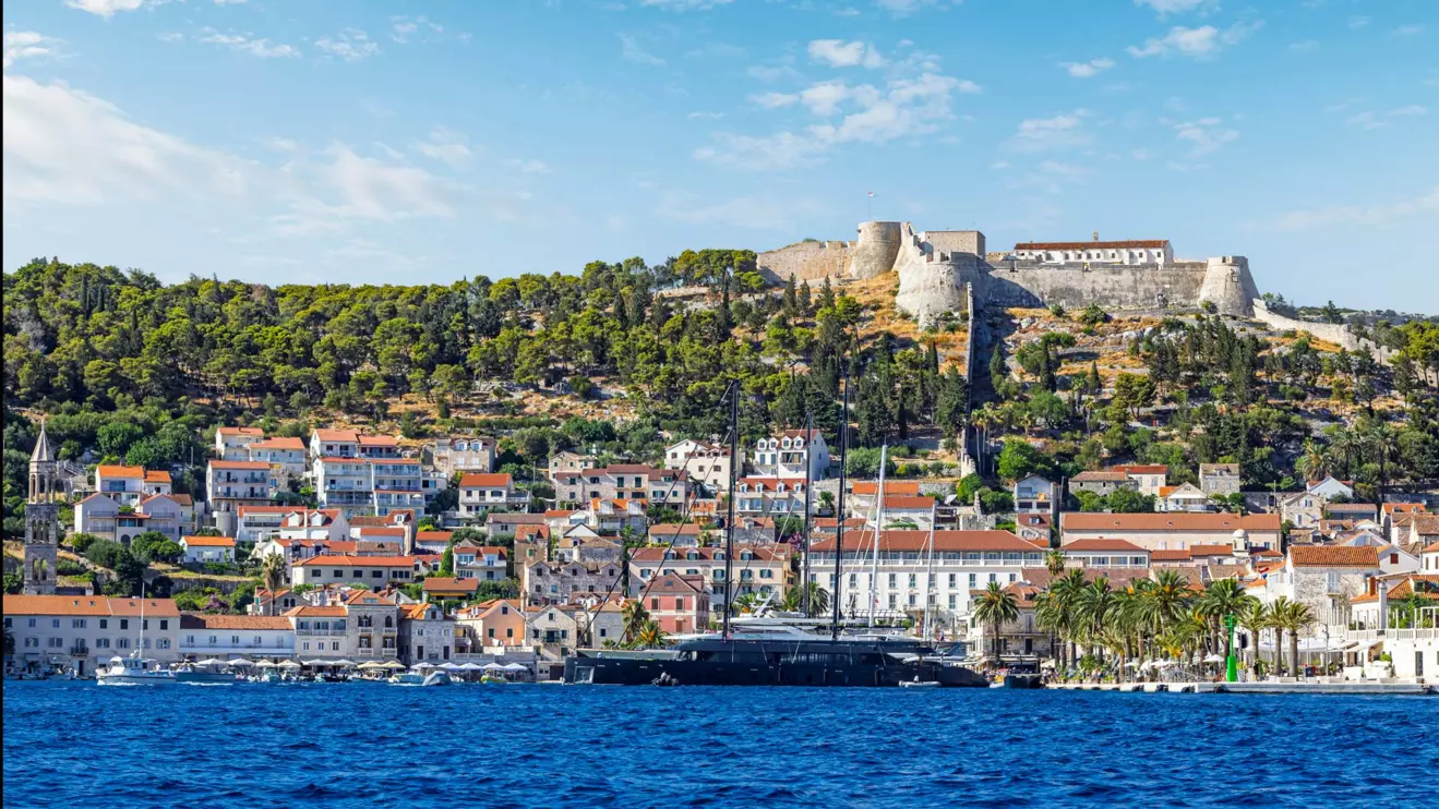 Pakleni-Islands-hvar-town-riva-00.jpg