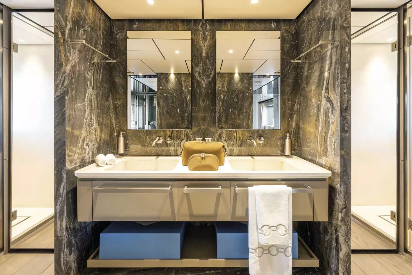 custom-line-140-owner-bathroom-00.jpg