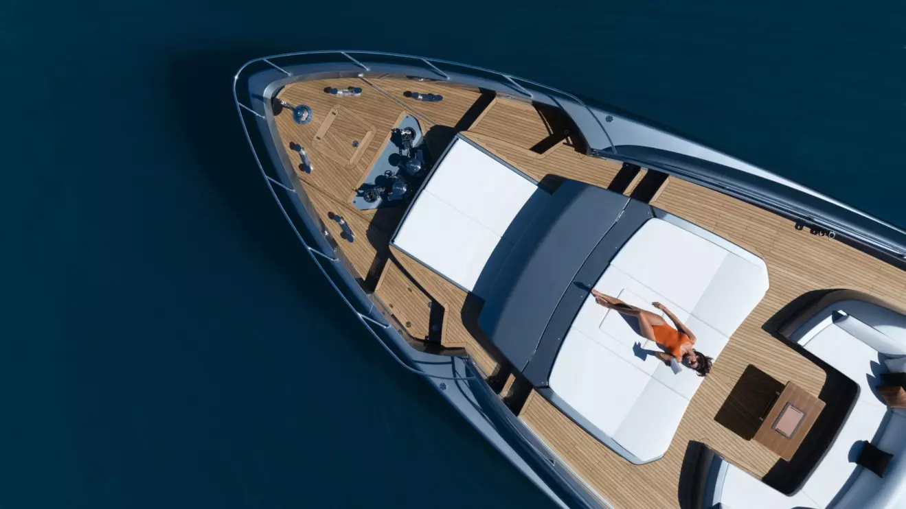 Riva 112' Dolcevita Super -bow.jpg