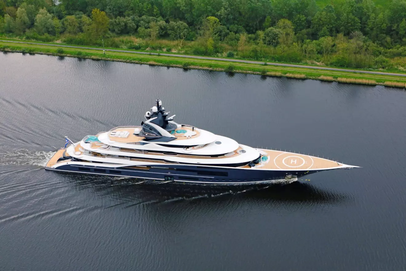 Lurssen-Kismet-side-view.jpg