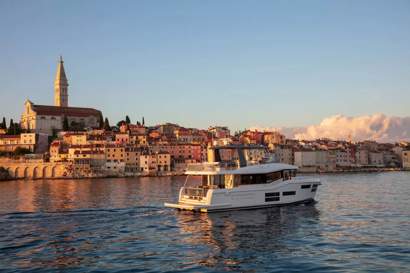 Beneteau Grand Trawler 62 cruising
